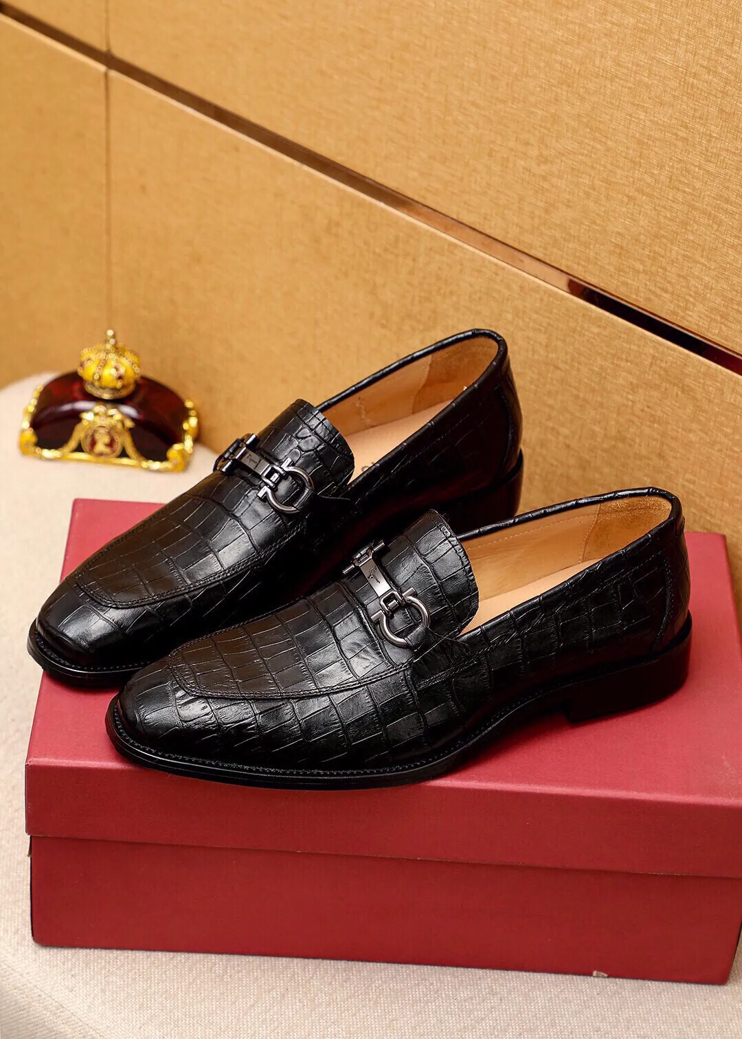 Men's shoes 💰460 💐 Product trademark: Ferragamo "Ferragamo" casual leather shoes Regular size: 38-44 (custom-made at 45.46.47🉑️) Product materials: Selected imported first-layer calfskin embossed upper + original hardware buckle, imported water-dyed cow leather lining. Strong three-dimensional visual effect, combined outsole Color: 2⃣️colors available
